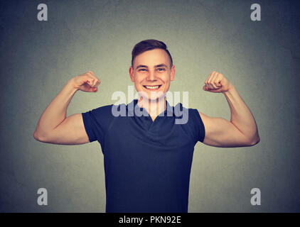 Gerne passen junge Mann mit Bizeps und lächelnd an Kamera mit Erfolg begeistert Stockfoto
