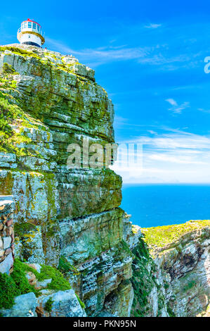 Der alte Leuchtturm von Kap der Guten Hoffnung, mit Blumen und vertikale Gesteinsschichten, Südafrika portrait Stockfoto