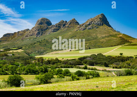 Garden Route Landschaft, felsigen Gipfeln, Bäume, Büsche, Südafrika Stockfoto