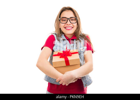 Junge aufgeregt Frau in Gläser Holding Box mit roter Schleife zufrieden mit auf weißem Hintergrund