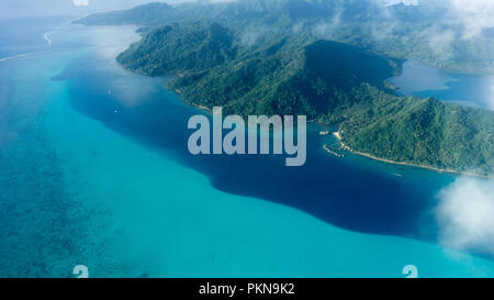 Fliegen über Huahine die Blaue Lagune und Insel in Französisch Polynesien (Tahiti) Stockfoto