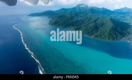 Fliegen über Huahine die Blaue Lagune und Insel in Französisch Polynesien (Tahiti) Stockfoto