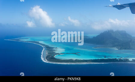 Fliegen über Bora Bora's Blue Lagoon in Französisch-Polynesien Stockfoto