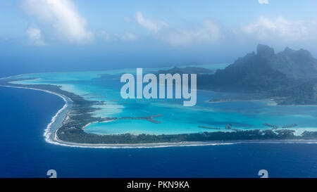 Fliegen über Bora Bora's Blue Lagoon in Französisch-Polynesien Stockfoto