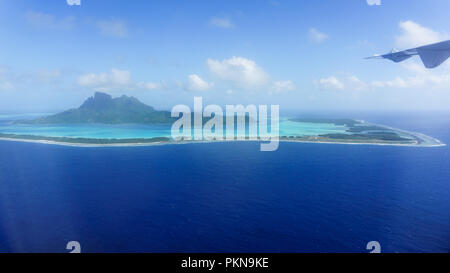 Fliegen über Bora Bora's Blue Lagoon in Französisch-Polynesien Stockfoto