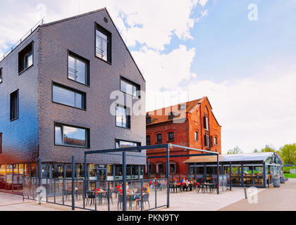 Klaipeda, Litauen - 9. Mai 2016: Street Cafe in der Altstadt von Klaipeda in Litauen, osteuropäische Land an der Ostsee. Stockfoto