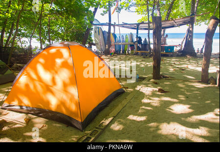 Santa Teresa, Costa Rica - Juni, 28, 2018: Outdoor Ansicht Ansicht von Orange camp Zelt für Touristen mit einigen Surfbrett in den Hintergrund in der Strand von Santa Teresa Stockfoto