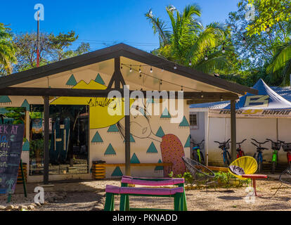 Tamarindo, Costa Rica, Juni, 26, 2018: Im Freien von Gebäude hostal, verwendet, um Touristen in Tamarindo Beach in einer wunderschönen sonnigen Tag zu Host Stockfoto