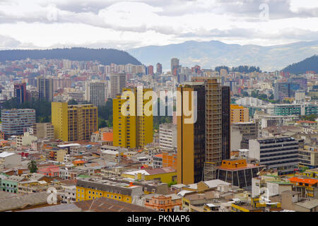 Stadtbild Panoramablick Luftaufnahme von der Basilika Kirche Sicht der Stadt Quito, Ecuador Stockfoto