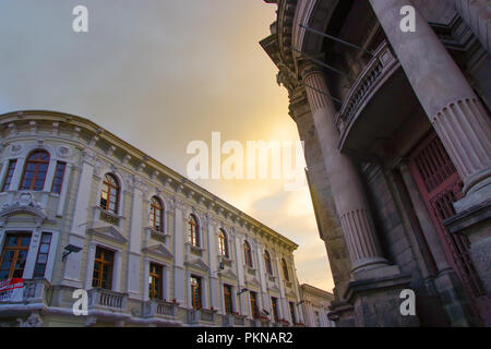 QUITO, ECUADOR - August 24, 2018: Typische koloniale Architektur, in den Straßen der Altstadt von Quito, Ecuador Stockfoto