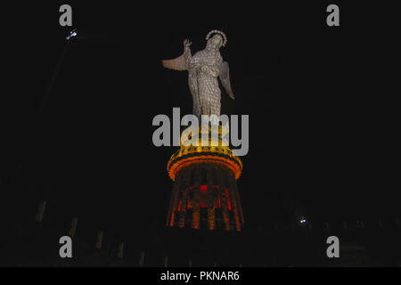 QUITO, Ecuador - 24. AUGUST 2018: Das Denkmal der Virgen del Panecillo herrliche Blicke in den Morgen oben auf dem kleinen Hügel in der Mitte der Stadt von Quito Stockfoto