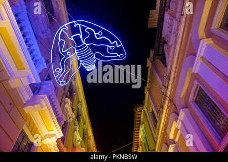 QUITO, ECUADOR - August, 15, 2018: Unter Blick auf das beleuchtete Figuren in einer engen Straße in ein Spektakel von Festival des Lichts findet jeden August in Quito Stockfoto