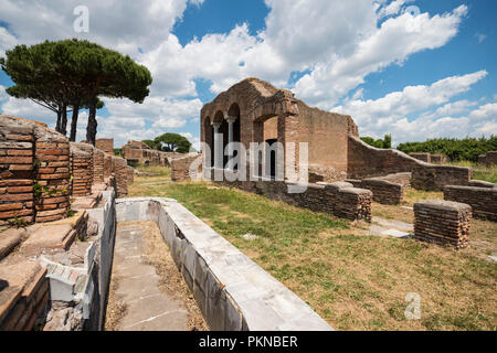 Rom. Italien. Ostia Antica, Domus del Ninfeo (Haus des Nymphaeum), nymphäum im Innenhof ein (links, vorne), und Raum D (Mitte). Regio III - Stockfoto