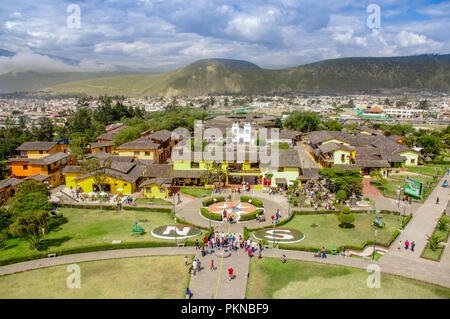 San Antonio de Pichincha, Pichincha, Ecuador - 29. Mai 2018: Luftaufnahme der Ciudad Mitad del Mundo turistic Center in der Nähe von der Stadt von Quito Stockfoto