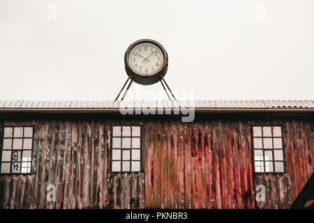 Uhr auf dem Dach eines alten Werk in Leipzig. Es ist die "baumwollspinnerei", einem ehemaligen Baumwolle Fabrik, wo jetzt Neo Rauch, berühmte Maler, hat sein Studio Stockfoto