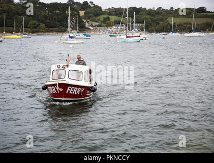 Eine kleine Fähre, die Touristen, Berufspendler und Passagiere über den Helford River Passage in Cornwall, Großbritannien Stockfoto