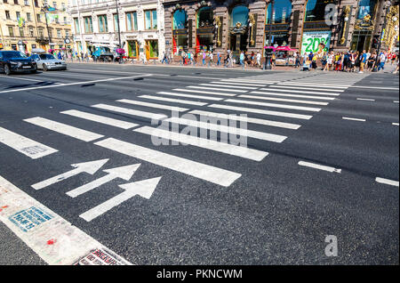 Sankt Petersburg, Russland - 10. August 2018: fußgängerüberweg am Newski-Prospekt im Sommer sonnigen Tag in der Nähe der Sängerin Haus Stockfoto