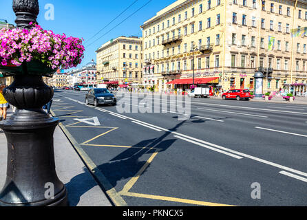 Sankt Petersburg, Russland - 10 August, 2018: Blick auf dem Newski Prospeсt (Hauptstraße von St. Petersburg, Russland) im Sommer sonnigen Tag Stockfoto