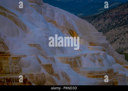 Seitwärts des Kanarischen Frühling und Terrassen in den Mammoth Hot Spring Bereich der Yellowstone National Park Stockfoto