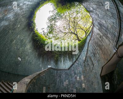 Wendeltreppe von unterirdischen Übergang im Tunnel am Fort Canning Park, Singapur Stockfoto