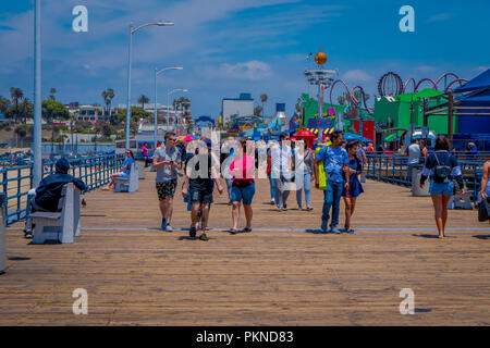 Los Angeles, Kalifornien, USA, Juni, 15, 2018: unbekannte Menschen zu Fuß in einem hölzernen Pier von Santa Monica, am Ende der Route 66. Der Vergnügungspark ist eine weltberühmte Sehenswürdigkeit Stockfoto