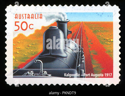 Australien - ca. 2004: Eine gebrauchte Briefmarke aus Australien, zum Gedenken an die Zugverbindung zwischen Kalgoorlie und Port Augusta, circa 2004. Stockfoto