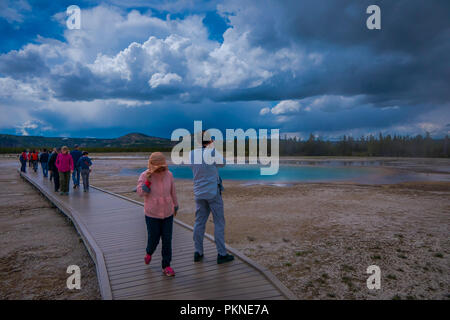 YELLOWSTONE, Montana, USA, 24. Mai 2018: die Masse der Touristen nehmen Bilder von Grand Prismatic Spring, Yellowstone National Park, WY Stockfoto