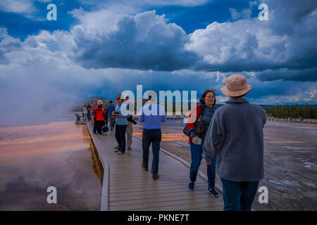 YELLOWSTONE, Montana, USA, 24. Mai 2018: die Masse der Touristen nehmen Bilder von Grand Prismatic Spring, Yellowstone National Park, WY Stockfoto