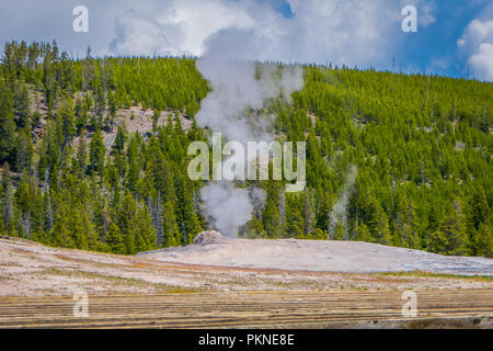 Hot Old Faithful Geysir pool im Gebiet des Yellowstone National Park Stockfoto
