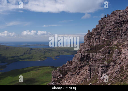 Ein Blick auf die höheren West End von Stac Pollaidh vom unteren Peak mit einem Bergsteiger in Aussicht und Loch schlecht eine Ghaill und darüber hinaus auf die Summer Isles Stockfoto