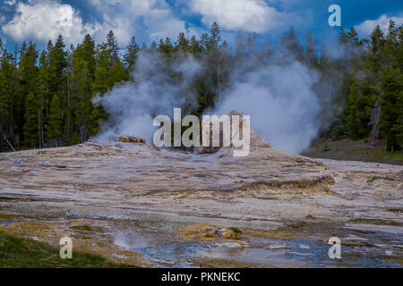 Nahaufnahme von Giant Geysir, die zweithöchste Geysir der Welt. Upper Geyser Basin, Yellowstone National Park Stockfoto