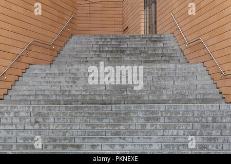 Zusammenfassung der steinerne Stufen und einer terrakottafarbenen Gebäude Stockfoto