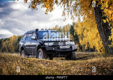 Mitsubishi Pajero Sport und Bäume im Herbst an einem sonnigen Tag. Moskau, Russland. Oktober 8, 2017 Stockfoto