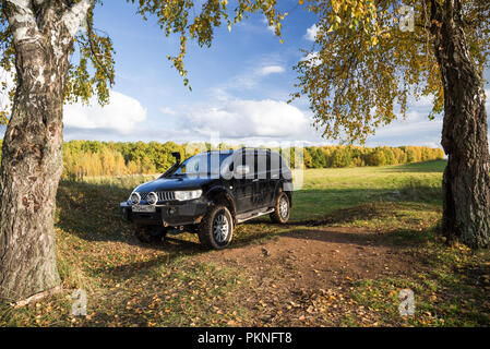 Mitsubishi Pajero Sport und Bäume im Herbst an einem sonnigen Tag. Moskau, Russland. Oktober 8, 2017 Stockfoto