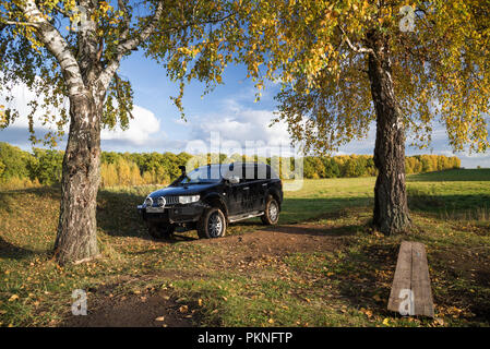 Mitsubishi Pajero Sport und Bäume im Herbst an einem sonnigen Tag. Moskau, Russland. Oktober 8, 2017 Stockfoto