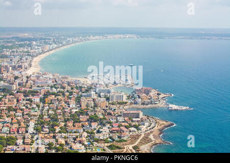 Luftaufnahme über Playa de Palma und das Mittelmeer auf Mallorca, Spanien. Stockfoto