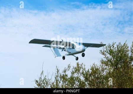 Kleine weiße Flugzeug Fliegen, Drachen in den Himmel, kleine Flugzeuge im Flug Stockfoto