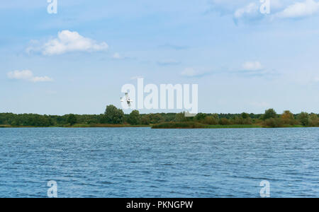 Kleine weiße Flugzeug Fliegen, Drachen in den Himmel, kleine Flugzeuge im Flug Stockfoto