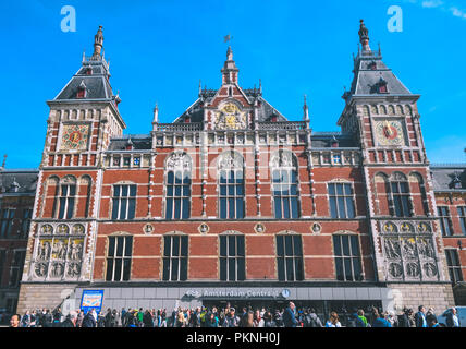 Amsterdam Hauptbahnhof an einem sonnigen Tag Stockfoto
