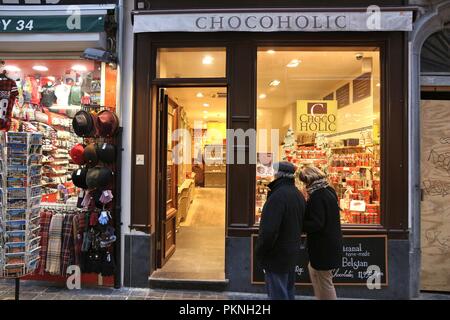 Brüssel, Belgien - 19 November, 2016: Menschen laufen durch die Belgische Schokolade store Chocoholic in Brüssel. Es gibt über 2.000 Chocolatiers in Belgien. Stockfoto