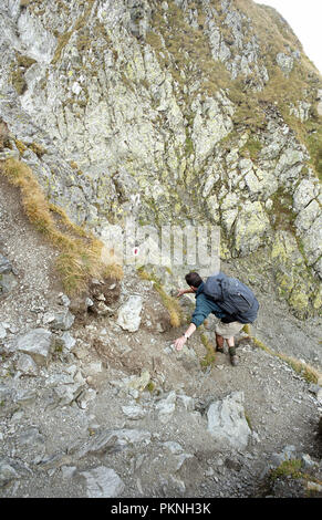 Klettern bis zu Moldoveanu im Fagaras Gebirge in Siebenbürgen, Rumänien. 2543 Meter über dem Meeresspiegel ist dies der höchste Punkt in Rumänien. September Stockfoto