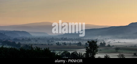 Atemberaubende morgen lansdcape der kleinen siebenbürgischen Dorf im Nebel. Herbstmorgen. Stockfoto