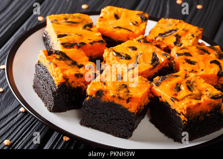 Cream Cheese Brownies für Halloween - ein tolles Dessert zu einem feierlichen behandeln Close-up auf einem Teller auf den Tisch. Horizontale Stockfoto