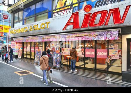 Tokio, Japan - Dezember 4, 2016: Leute gehen von Pachinko in Akihabara in Tokio, Japan. Jährliche Erträge von Pachinko in Japan (378 Bill Stockfoto