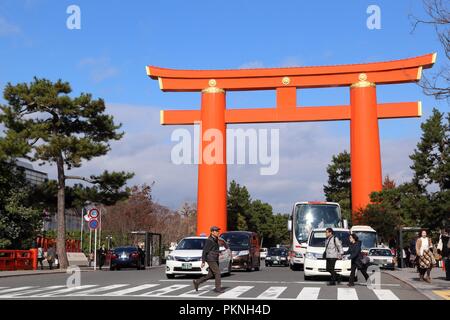 KYOTO, Japan - 24. NOVEMBER 2016: Menschen laufen durch die größten Torii-tor in Japan. Kyoto hat 17 UNESCO-Welterbestätten. Stockfoto