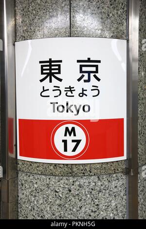 TOKYO, Japan - 28. NOVEMBER 2016: Tokyo Station der U-Bahn von Tokio. Toei U-Bahn und Tokyo Metro sind 285 Stationen und haben 8,7 Millionen Benutzer täglich. Stockfoto