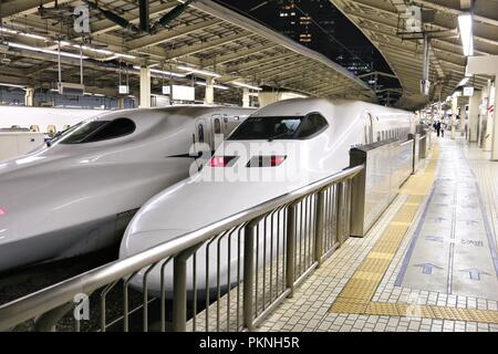 TOKYO, Japan - 28. NOVEMBER 2016: Tokaido Shinkansen Bullet Zug im Bahnhof von Tokio, Japan. Tokaido Route wird von Hikari und Nozomi Shinkansen tra serviert. Stockfoto