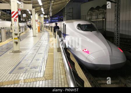 TOKYO, Japan - 28. NOVEMBER 2016: Tokaido Shinkansen Bullet Zug im Bahnhof von Tokio, Japan. Tokaido Route wird von Hikari und Nozomi Shinkansen tra serviert. Stockfoto