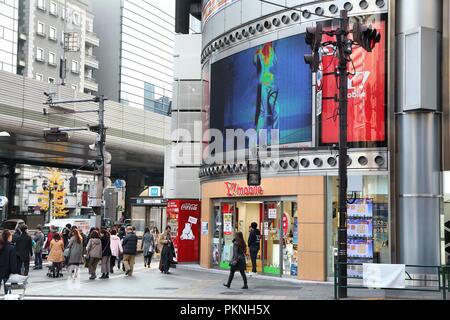 Tokio, Japan - Dezember 1, 2016: die Menschen in Roppongi Bezirk von Tokio, Japan. Tokyo ist die Hauptstadt von Japan. 37,8 Millionen Menschen leben in seiner Stockfoto