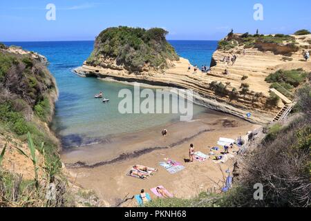 Korfu, Griechenland - 31. MAI 2016: Menschen am Strand in Sidari, Korfu, Griechenland genießen. 558.000 Touristen besucht, Korfu im Jahr 2012. Stockfoto